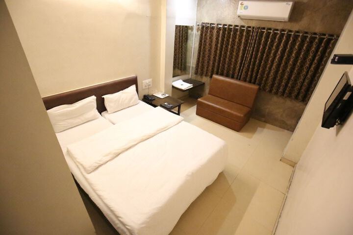Hotel J B