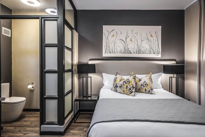 Room 4 of 77