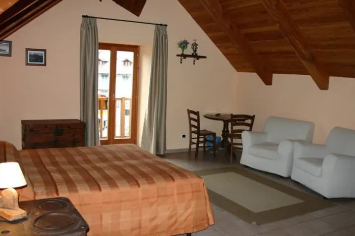 Room 2 of 10