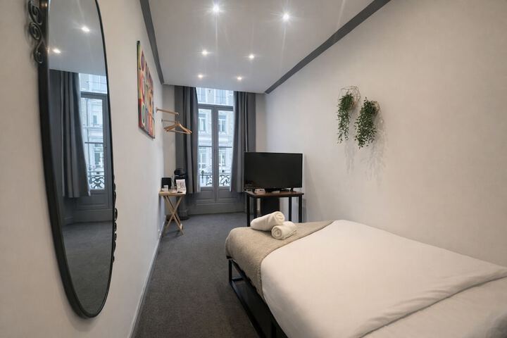 Room 33 of 85