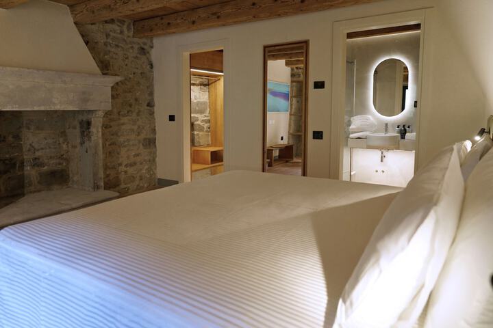 Room 2 of 26