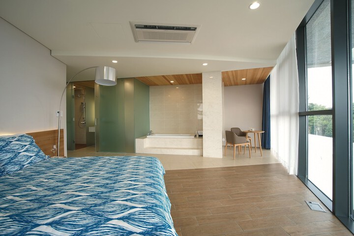 Room 9 of 253