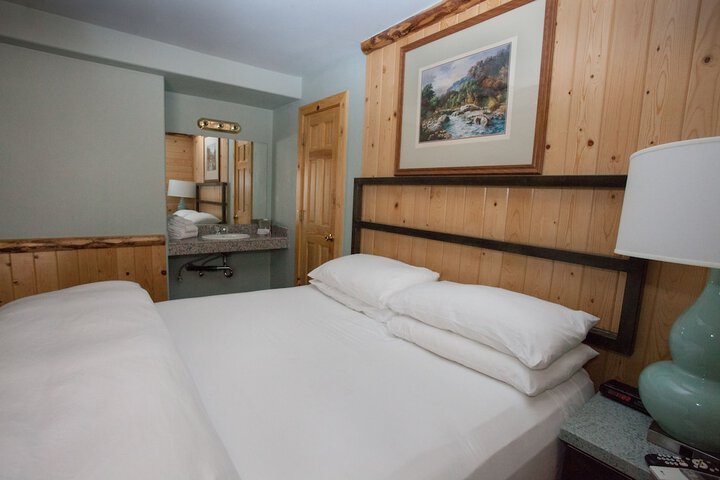 Deluxe King Bed (35 of 45)