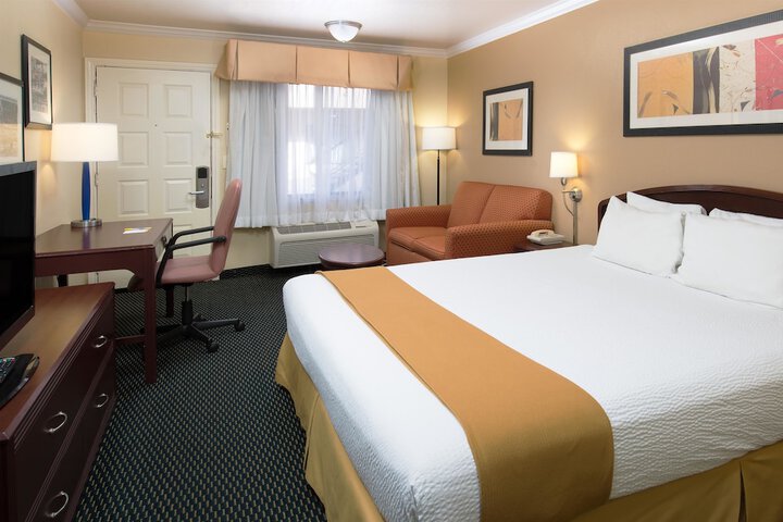 1 Queen Bed (2 of 12)