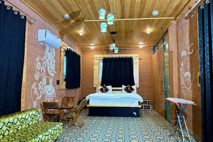 Room 21 of 102
