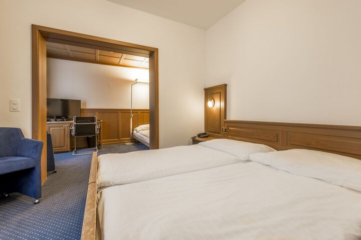 Room 27 of 103