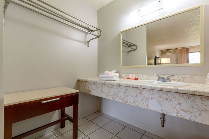 2 Double Beds (16 of 28)