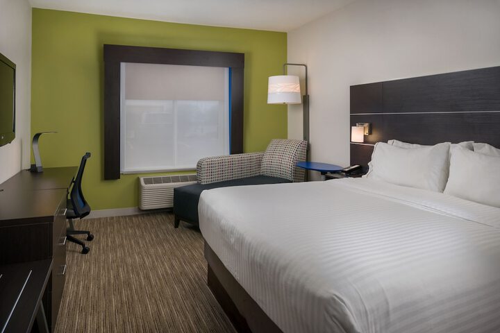 1 King Bed (6 of 13)