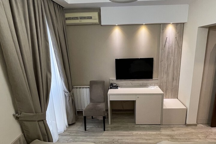 Room 7 of 28