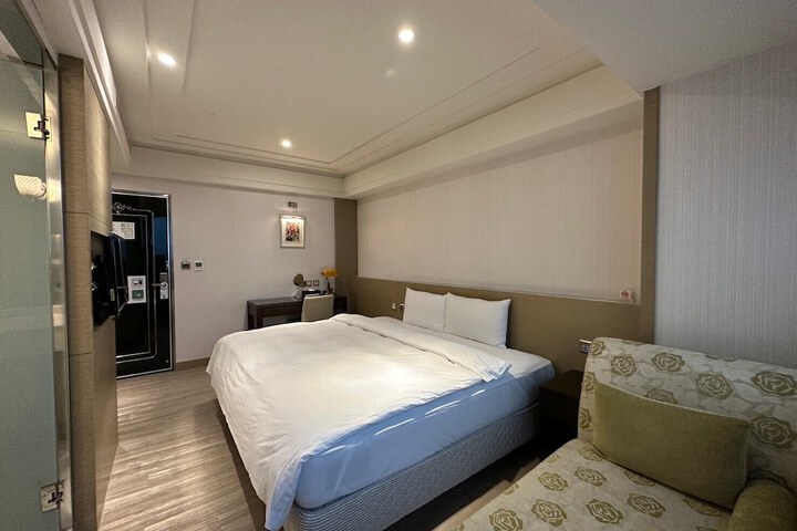 Room 16 of 42