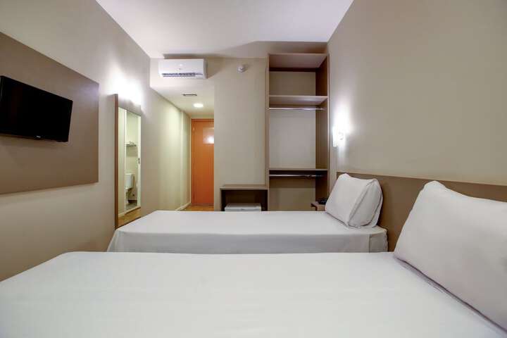 Room 4 of 16