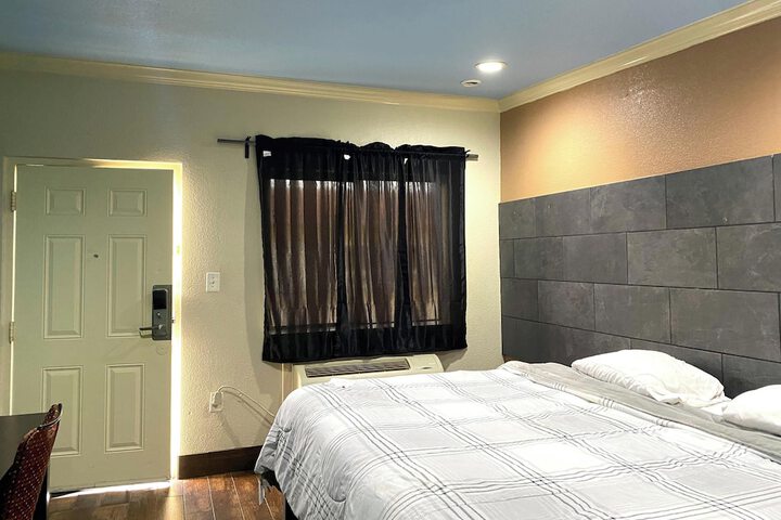 Room 13 of 18
