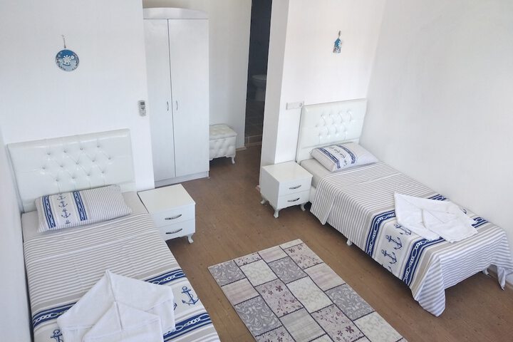 Room 3 of 91