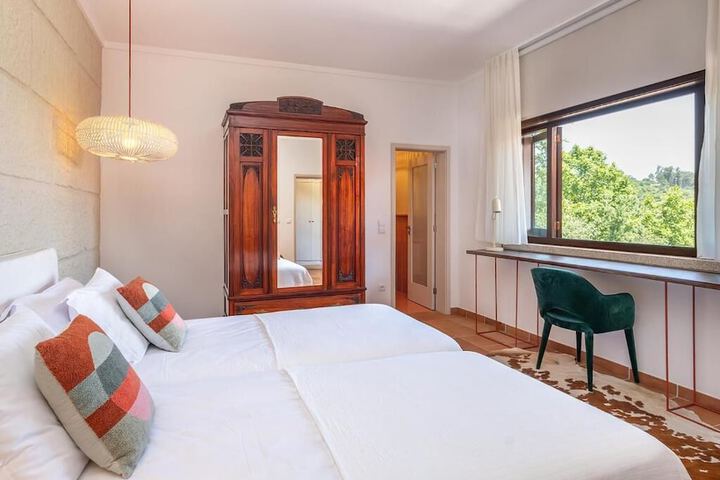 Room 4 of 118