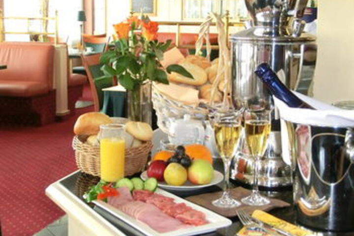Breakfast/Coffee Service 3 of 15
