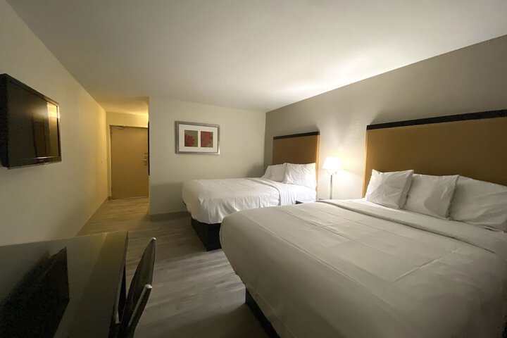2 Queen Beds (3 of 5)