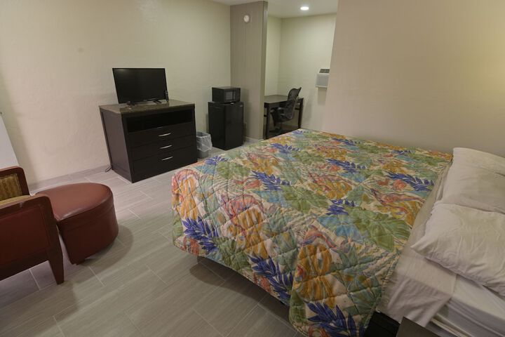 1 King Bed (7 of 9)