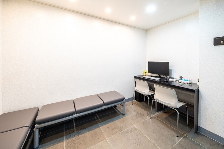 Business Center 18 of 28