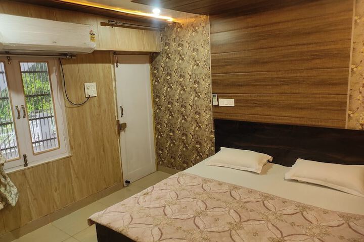 Room 8 of 15