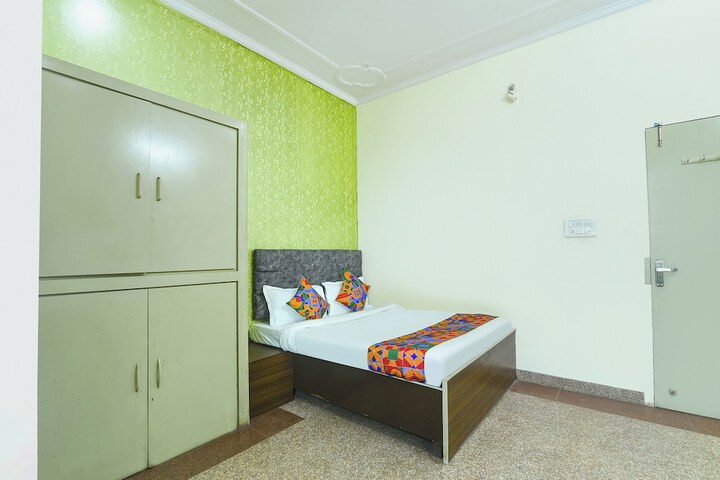 Room 9 of 32