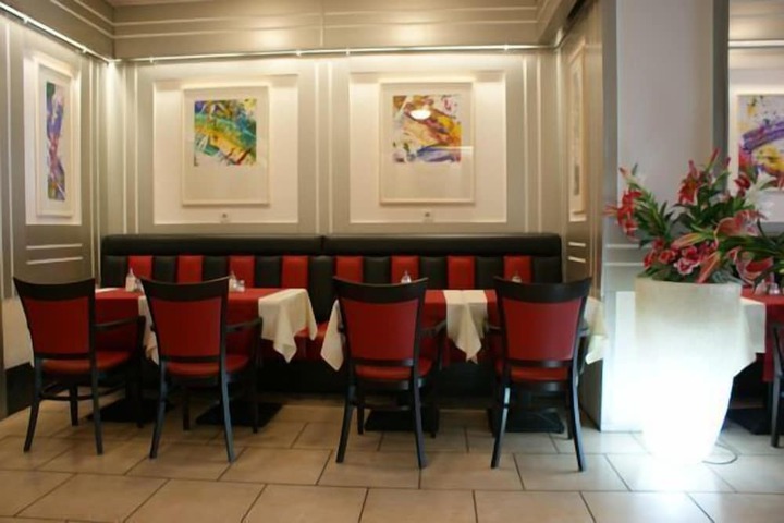Dining 33 of 44
