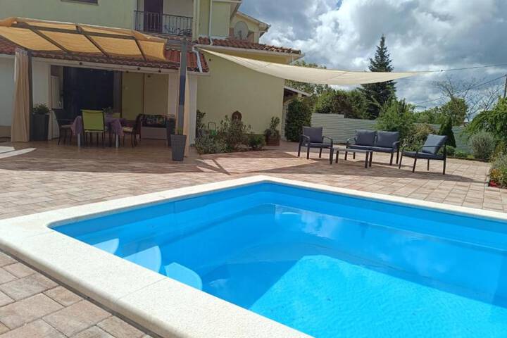 Pool 32 of 49