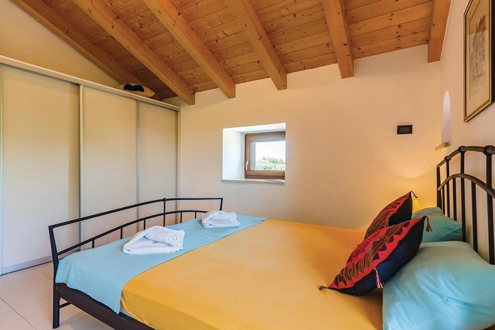 Room 2 of 25