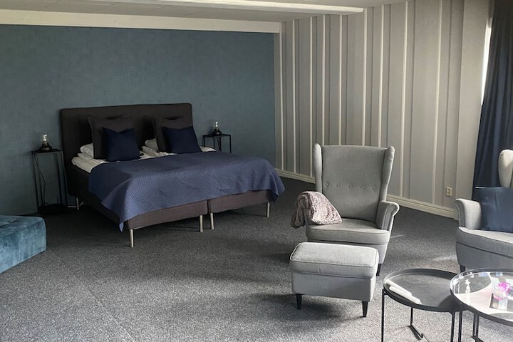 Room 7 of 33