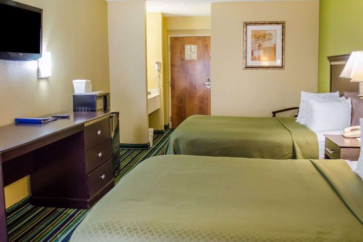 1 Queen Bed Accessible (9 of 11)