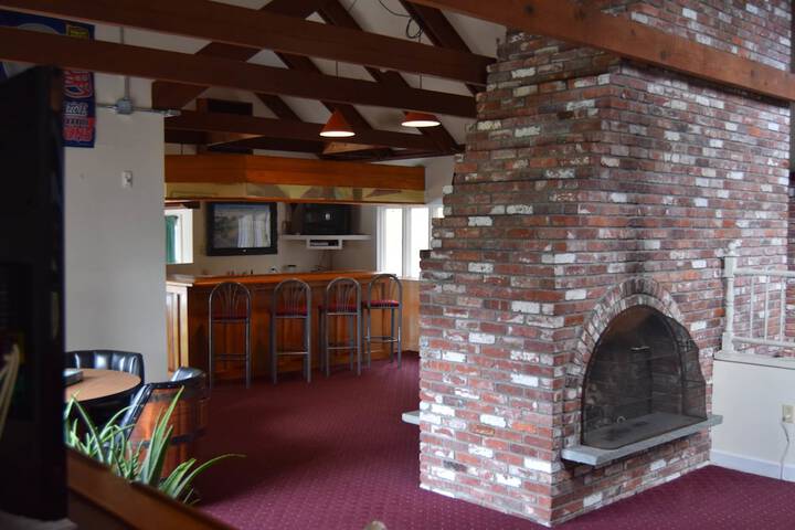Lounge 53 of 63