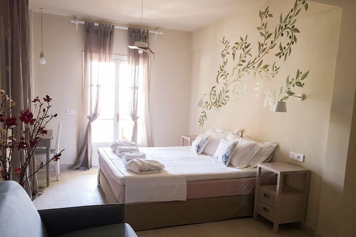 Room 6 of 103