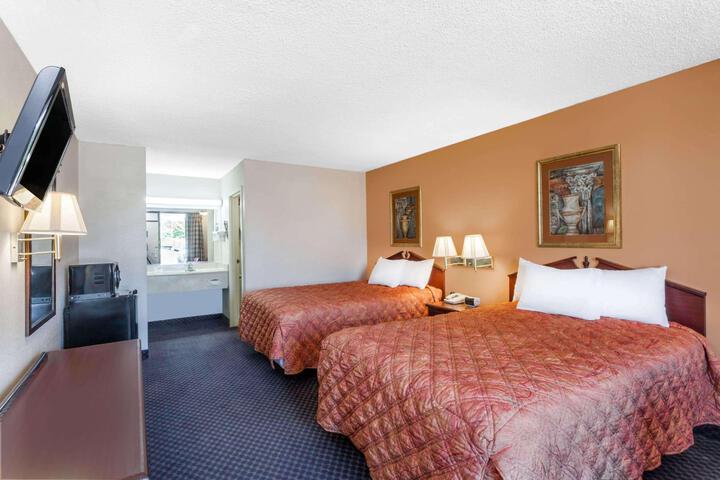 2 Double Beds (3 of 7)