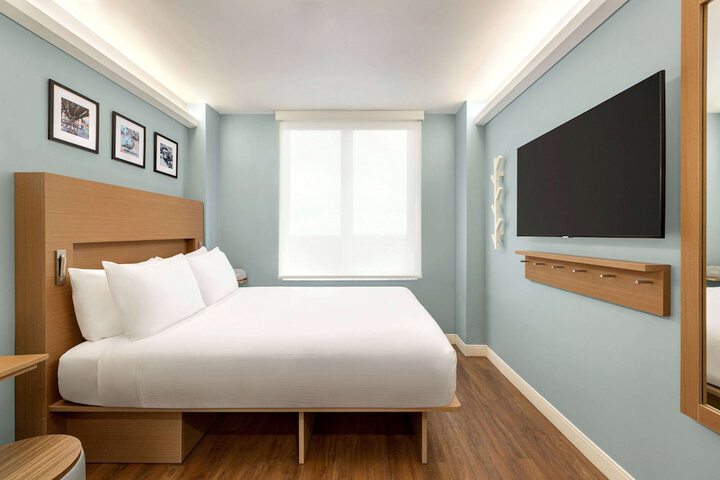 Deluxe Queen Bed (5 of 33)