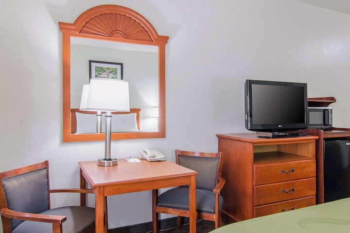 Room 28 of 65