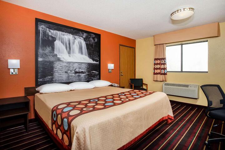 1 King Bed Deluxe Room (5 of 8)