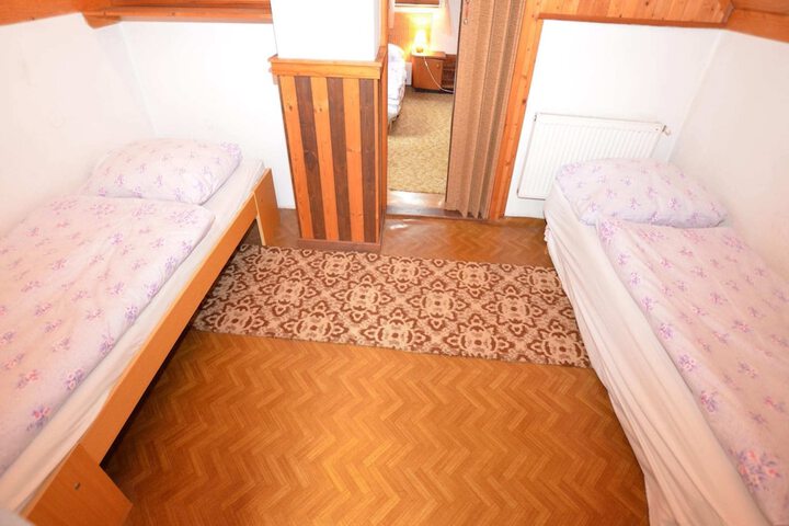 Room 5 of 40