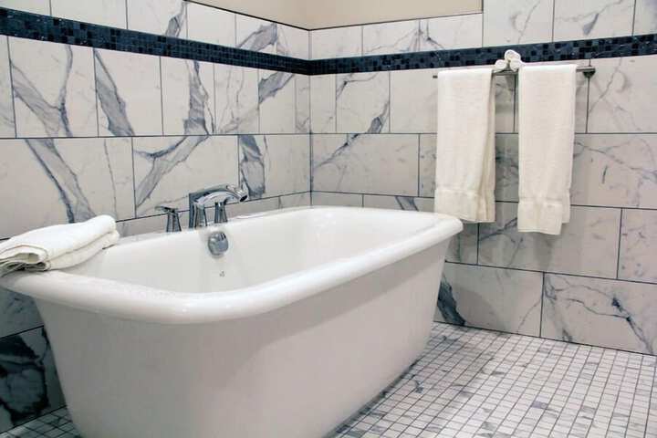 Deep soaking bathtub