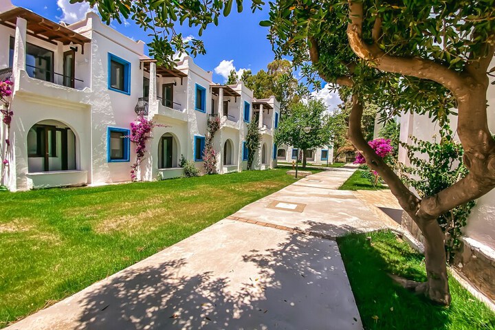 Hotel Exterior 42 of 63