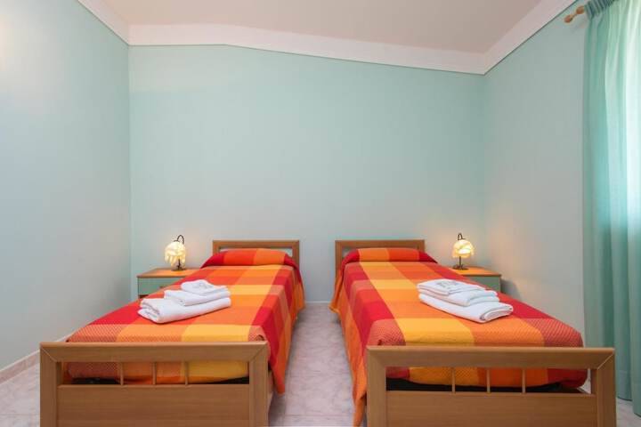 Room 2 of 89