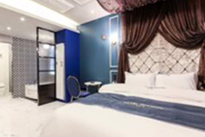 Room 6 of 23