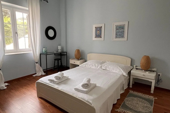 Room 5 of 11