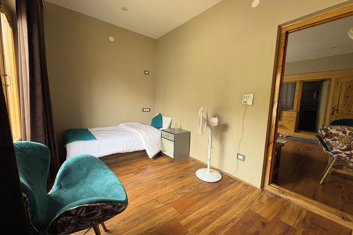 Room 10 of 31