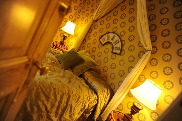 Room 4 of 33