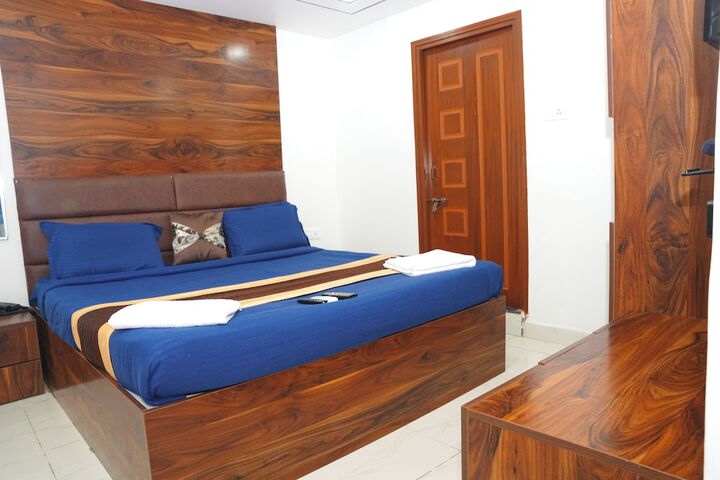 Room 4 of 9