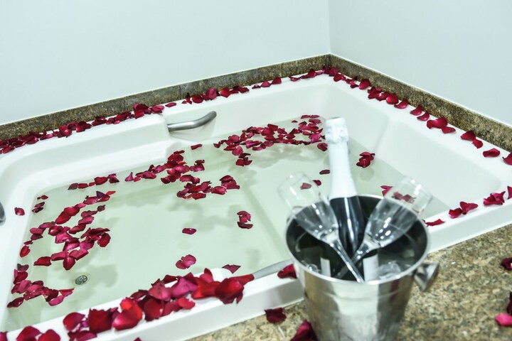 Deep soaking bathtub