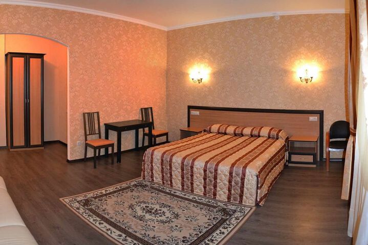 Room 10 of 28