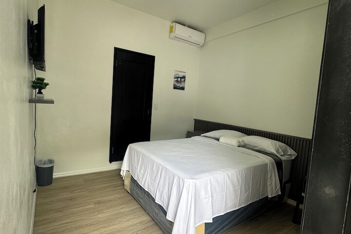 Room 4 of 16