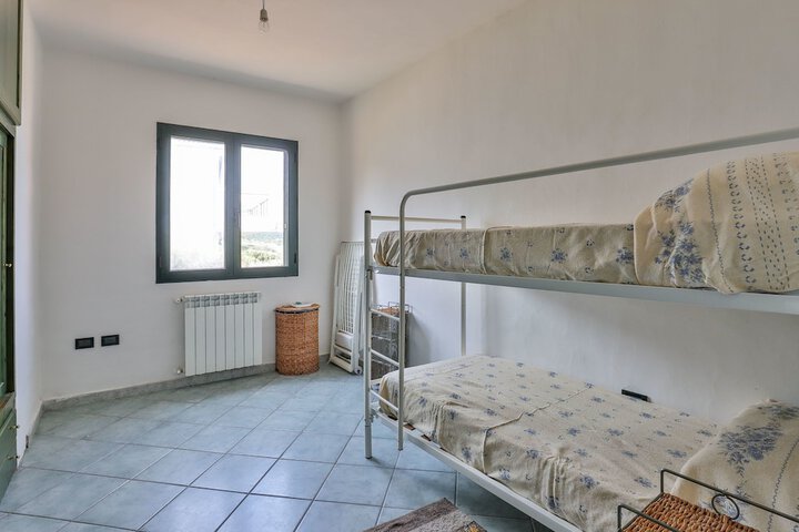 Room 9 of 16