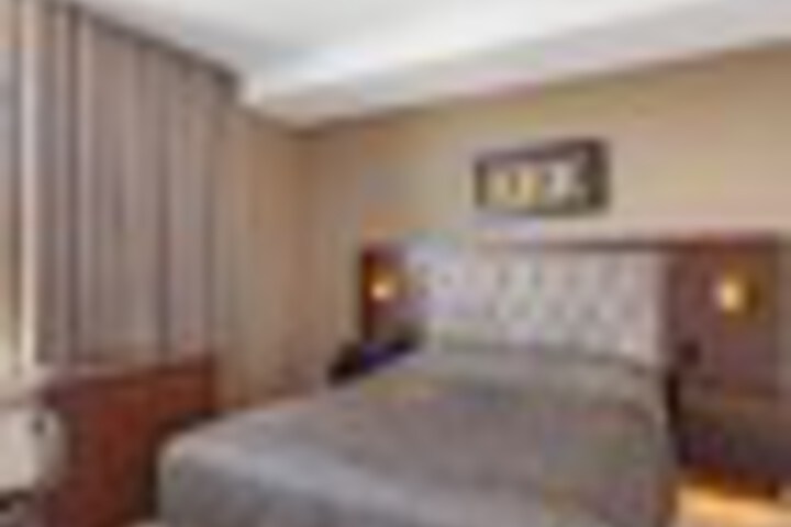 Room 8 of 90