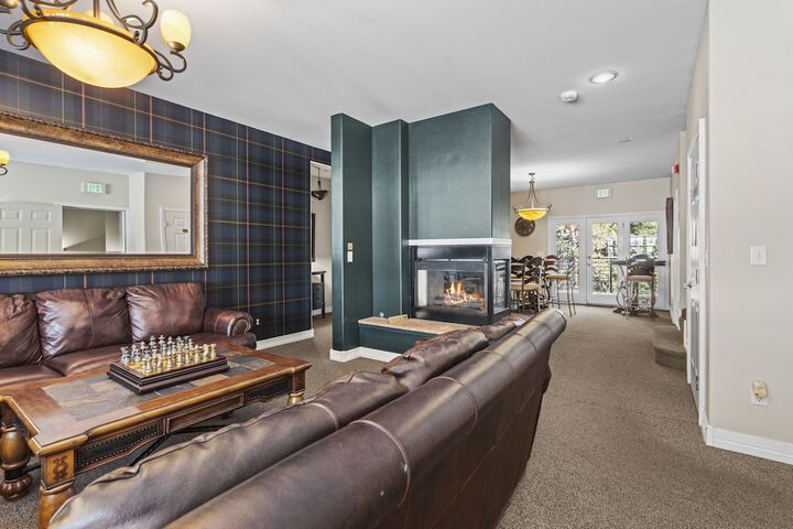 Lounge 106 of 113
